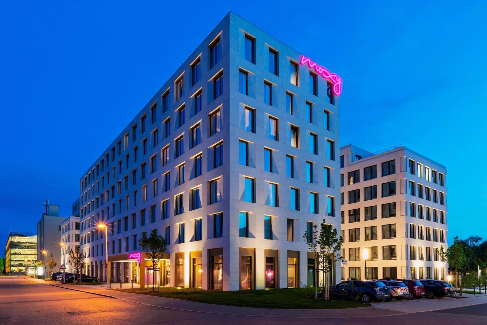 Moxy 3*